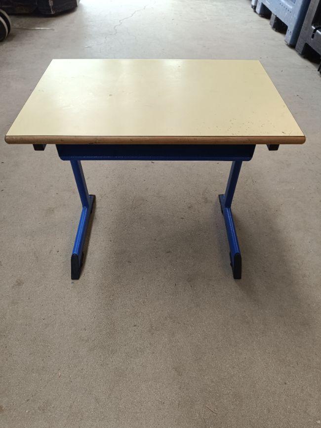 Table bleue bureau maternelle 55cm avec rangement Bon état -  reconditionné disponible sur Label Emmaüs